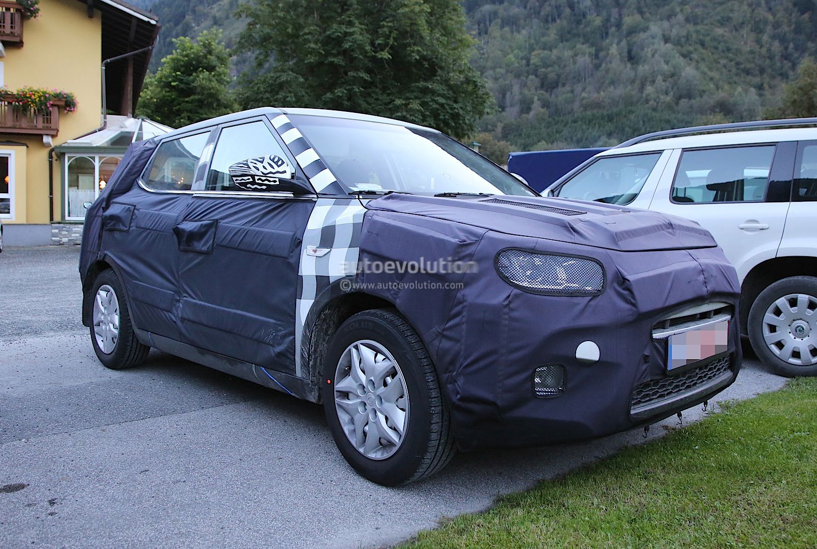 全新双龙X100最新谍照 或今年年底发布