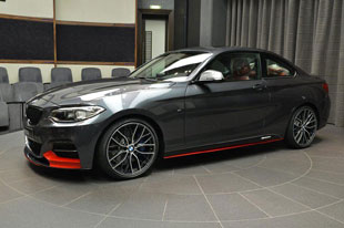 BMW迪拜经销商展示红灰配色M235i