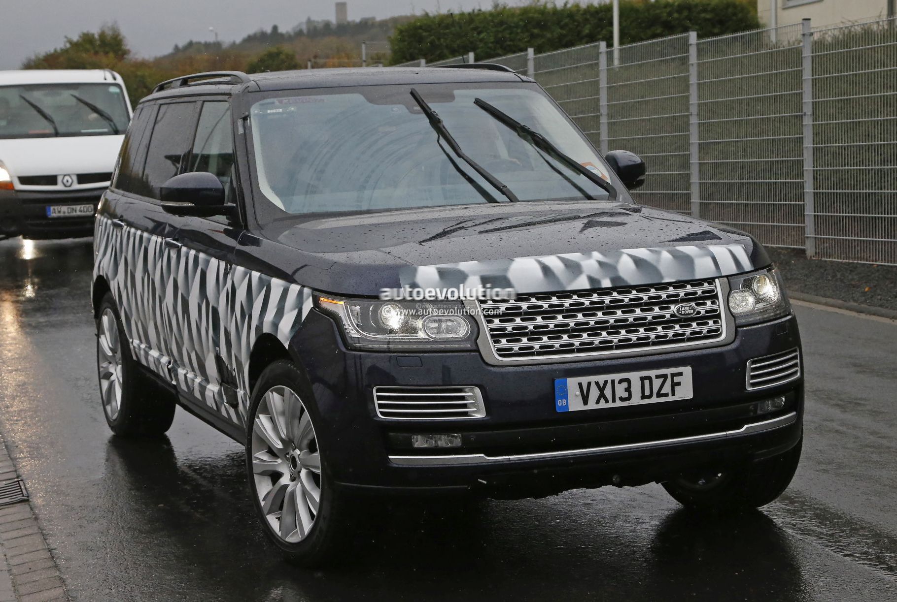 路虎长轴版揽胜SVR车型谍照首度曝光