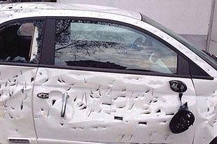 对自己狠一点 意大利车主怒砸菲亚特500L