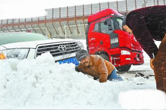 314国道乌鲁木齐段遭风雪 百余车辆被困