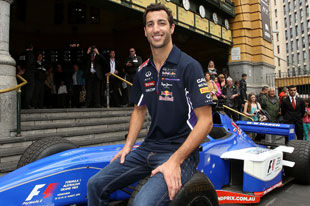 2015 F1澳洲站启动仪式举行 里卡多呼吁夜赛