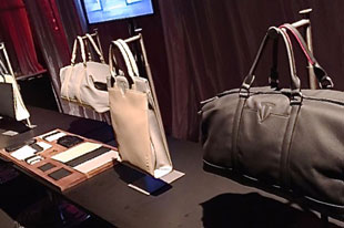 开Tesla用这些包 全新系列皮具发布