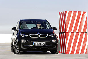 CES：BMW i3自动泊车及躲避碰撞系统演示