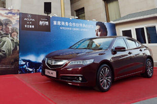 讴歌首席赞助 冯绍峰亮相《狼图腾》首映礼