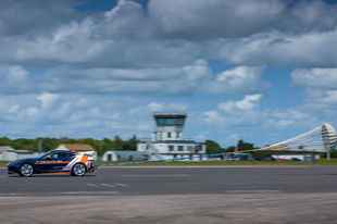 捷豹F-Type R测试超音速汽车减速伞