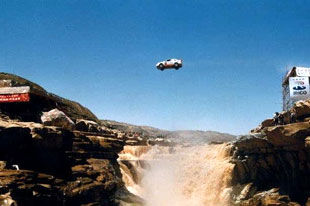 在黄河上空画彩虹 柯受良飞越壶口瀑布