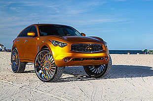 金色英菲尼迪FX配32英寸Forgiato轮毂