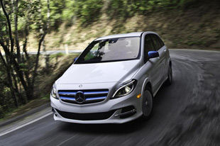 英超莱斯特城队球员获赠奔驰B级电动汽车