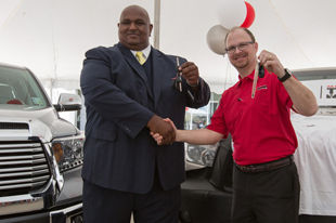 耐造有奖 百万英里坦途车主获赠新车