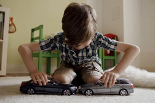 还治不了你了熊孩子！奔驰另类安全广告