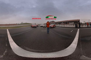 全景“内斗” MotoGP赛车对阵思域Type R