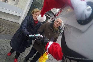 转角遇到的惊喜 骑摩托送礼物的圣诞老人