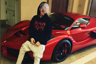 比伯乘汉密尔顿LaFerrari遛好莱坞