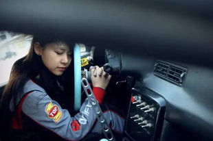 “爱涂口红的赛车手”漂移女神高璇的故事