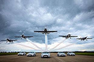 体验特技飞行？看看人家是怎么交车的