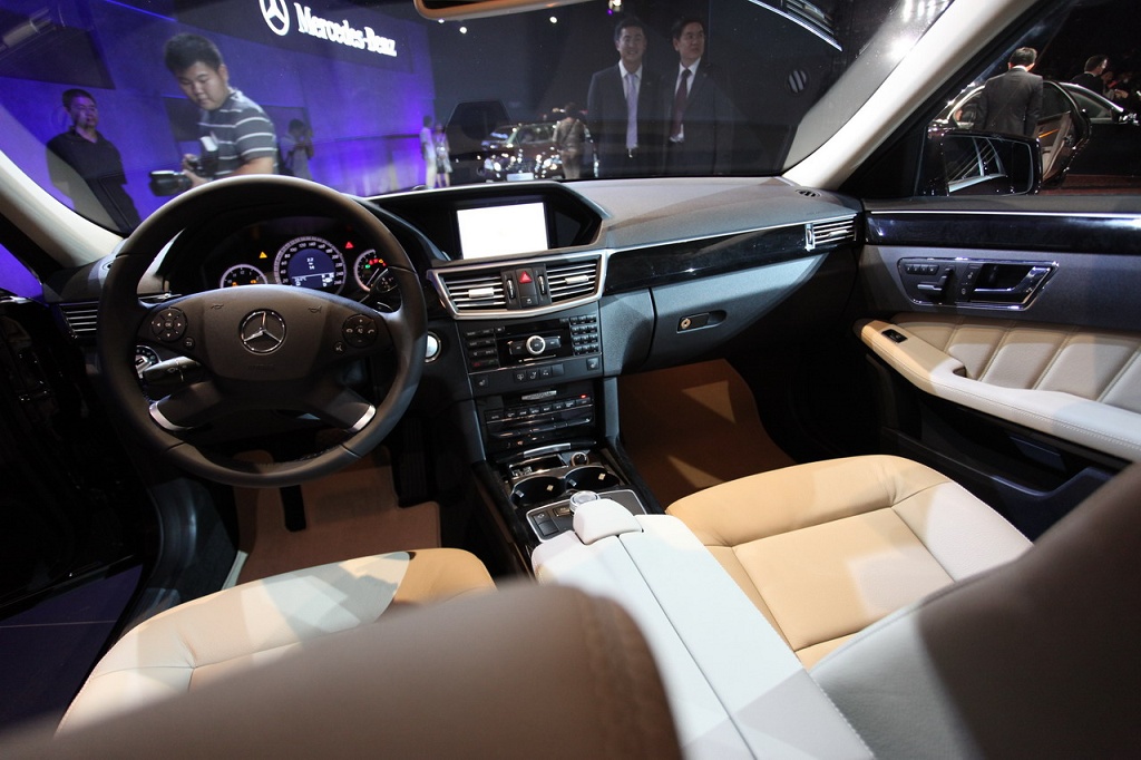 奔驰e系内饰图片