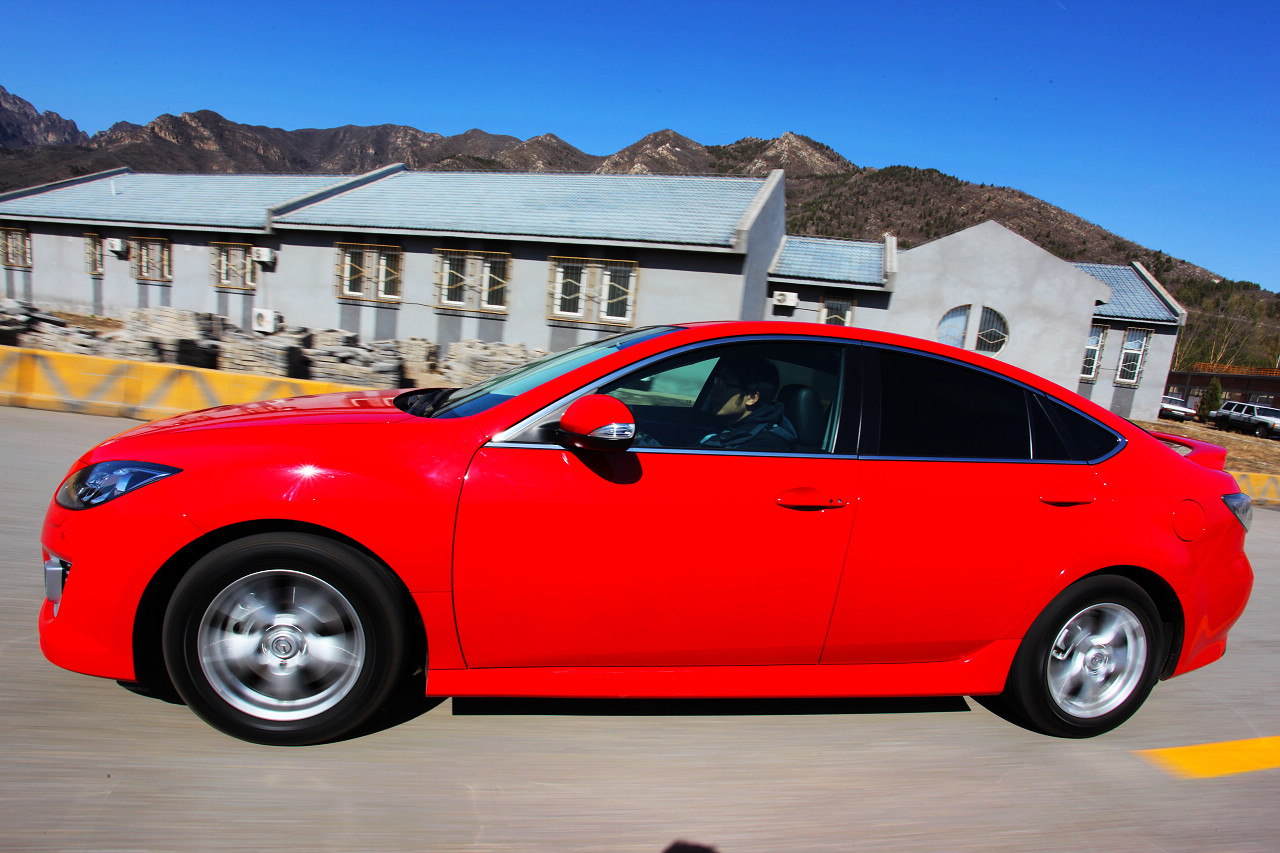 睿翼轿跑外观图片