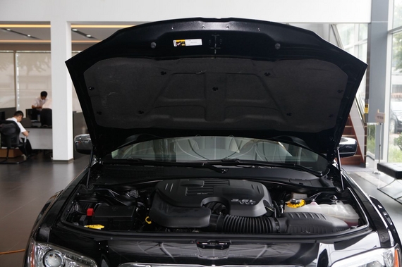 2014款克莱斯勒300C 3.6L自动尊适版