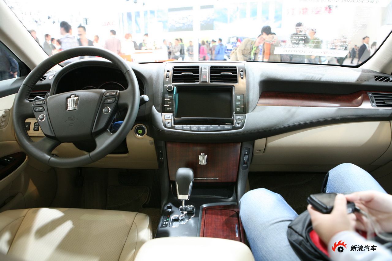 新皇冠v6 royalsaloon