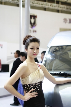 2011上海车展美胸车模_2