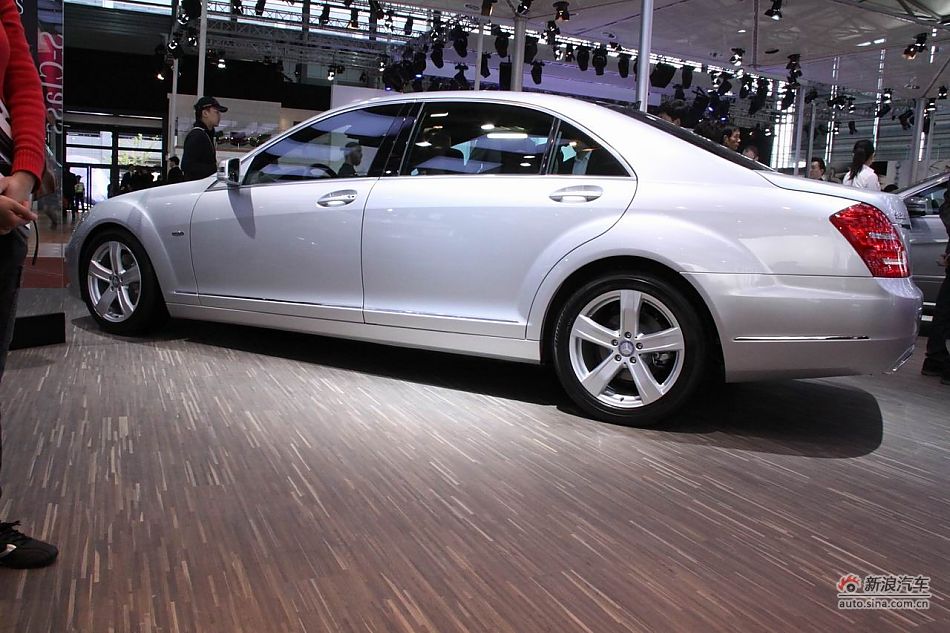 本图为:梅赛德斯奔驰展台的s350l车型