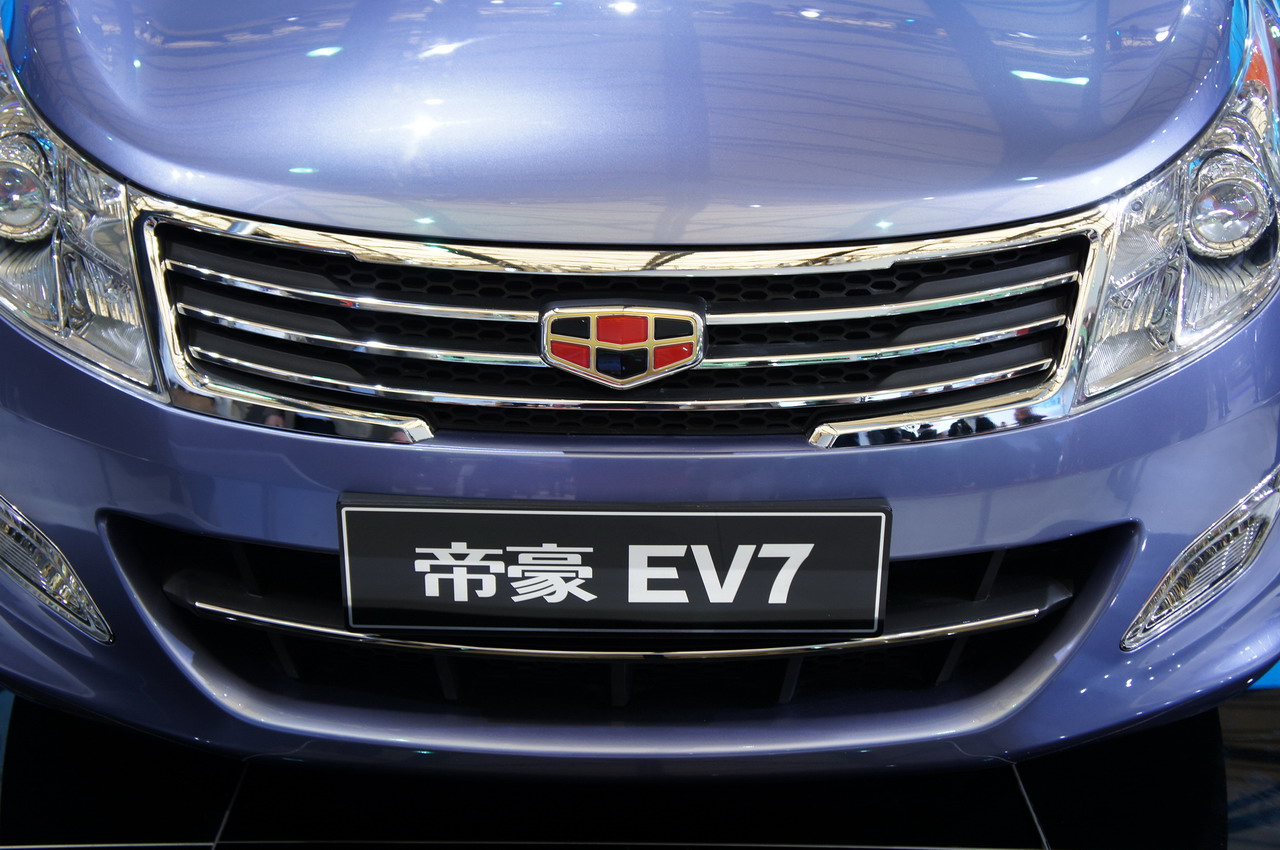 本图为:吉利展台的帝豪ev7车