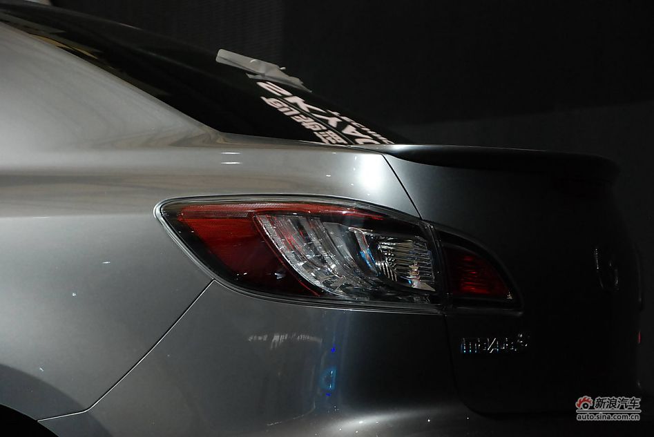 长安马自达3三厢_马自达3经典款车展图图片5