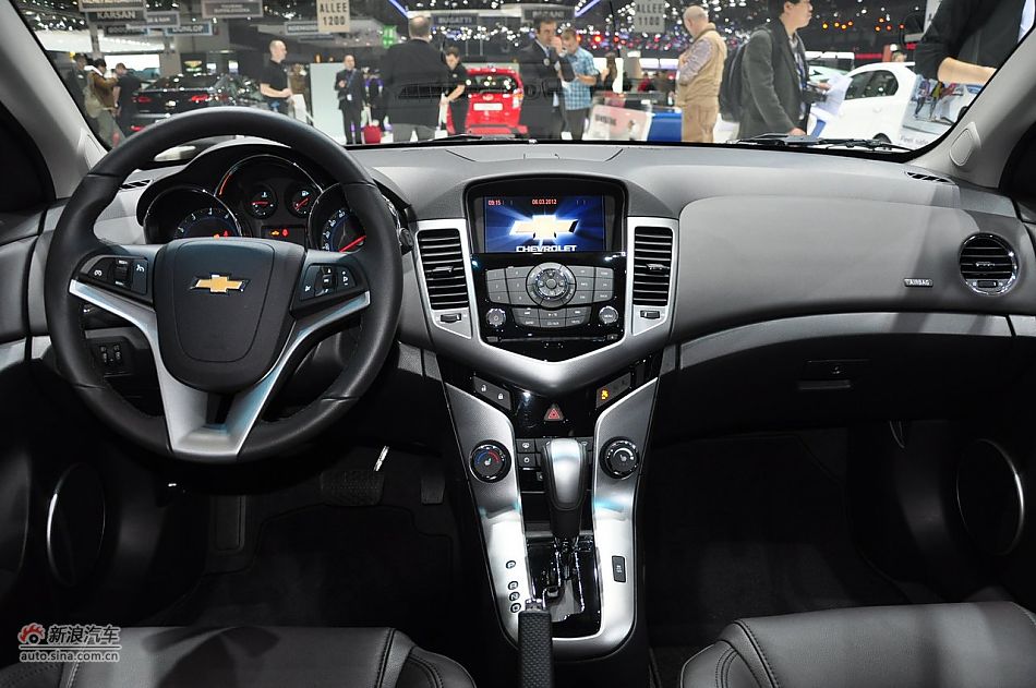 科鲁兹两厢_雪佛兰科鲁兹旅行版图片_汽车图