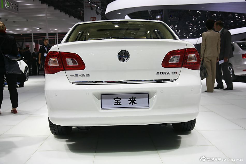 图片说明:2012年4月25日至5月2日,第十二届北京国际汽车展览会在北京中国国际展览中心隆重举行,本届车展主题为创新跨越,共吸引展车1125辆,全球首发车120辆,跨国公司全球首发车36辆,跨国公司亚洲首发车35辆,概念车74辆,新能源车88辆。图为:大众展台,一汽大众新宝来。2012-04-23 13:51:29