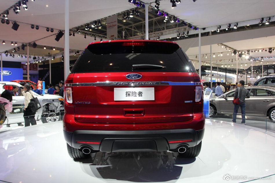 图为:福特展台,福特探险者.