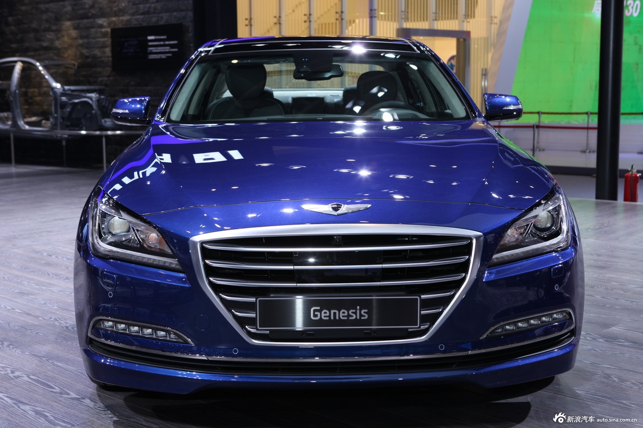 2014（第十三届）北京国际汽车展览会于4月21日至29日在中国国际展览中心新馆（天竺）正式向观众开放，本届车展全球跨国汽车公司悉数到场，室内展馆17个加上室外展场总面积达23万平方米。图为：2014款现代劳恩斯Genesis