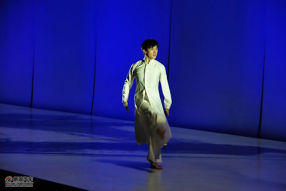 上海歌舞团艺术总监 著名舞蹈家 黄豆豆_宝马