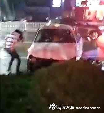 少女酒驾撞人在裤子身旁脱伤者小便胖照生片女的图纱婚图片