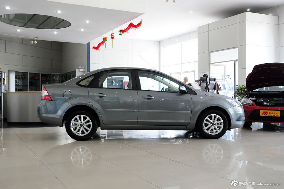 2012款经典福克斯三厢实拍_福克斯外观图片1