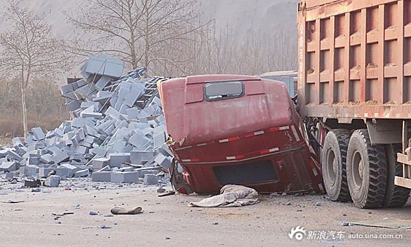 货车撞渣土车司机身亡 驾驶室被甩出40米