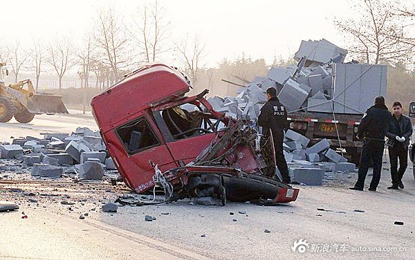 货车撞渣土车司机身亡 驾驶室被甩出40米