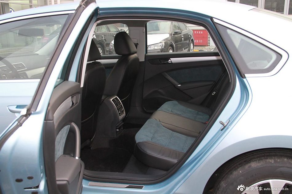 帕萨特和迈腾外观图片对比哪个好_帕萨特和迈