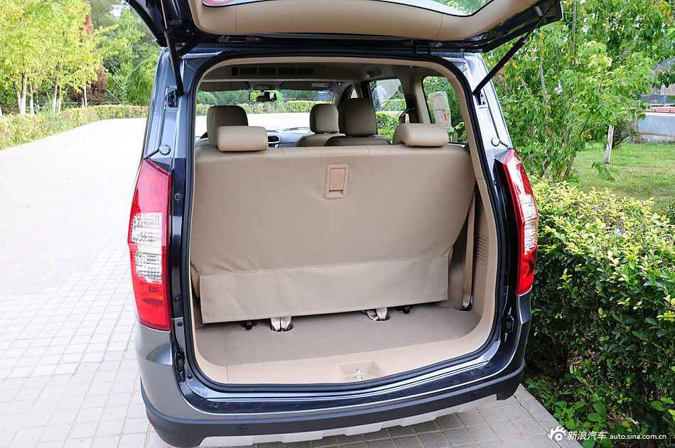 五菱宏光和五菱荣光外观图片对比哪个好_五菱