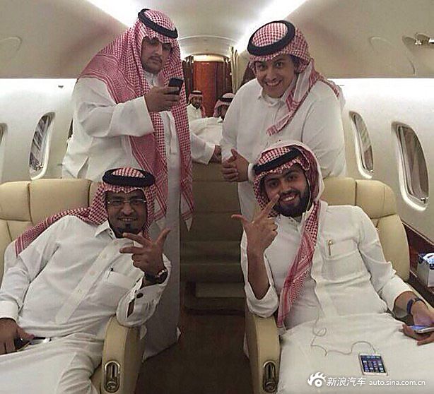 沙特土豪街头晒豪车.生活奢华炫富无上限