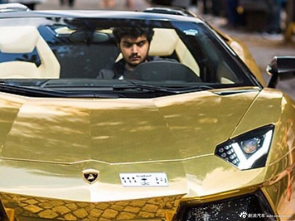 沙特土豪街头晒豪车.生活奢华炫富无上限