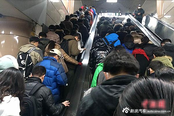 北京地铁5号线内拥挤的人群.