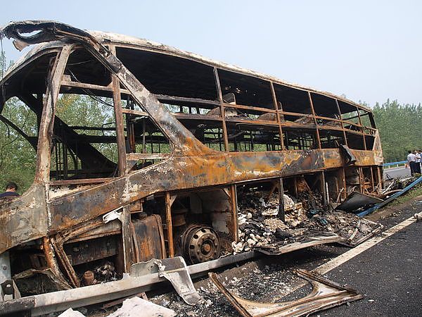 京港澳高速信阳段一辆中型客车起火_6700498