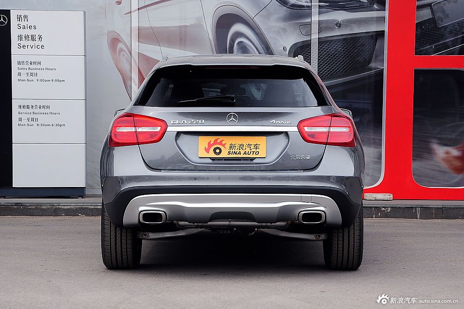 新浪汽车抢先实拍2015款国产奔驰GLA