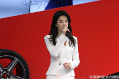 白衣姗姗而来 美女刘亦菲出席上海车展
