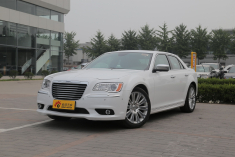 高清实拍2014款克莱斯勒 300C 3.0L
