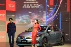 女神高圆圆与张震携手共赴上海车展