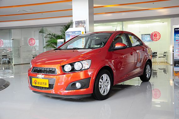 爱唯欧三厢时尚天窗版上市 售价9.68万元