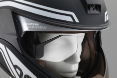 宝马展示全新头盔及激光大灯技术