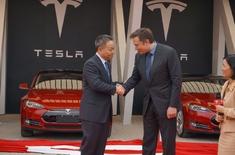 特斯拉南方首批车主交车仪式于上海浦东举办